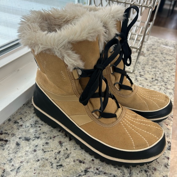 Women’s Sorel Boots - Picture 2 of 5